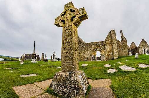 Ireland-ChrisFranek-ClonmacnoiseCross-SacredEarthJourneys